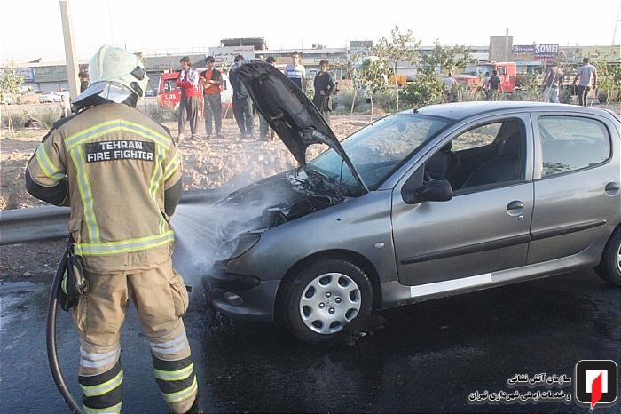 آتش سوزی پژو 206 در بزرگراه آزادگان